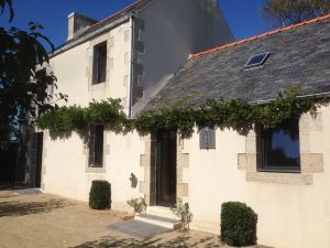 Menuiseries extérieures alu bicolores noir sablé extérieur blanc intérieur Plouvorn